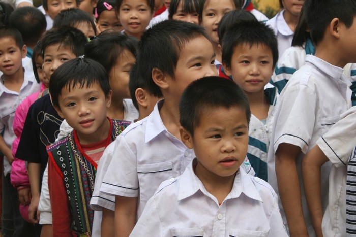 Các em học sinh trường tiểu học Đồng Bảng có mặt tại trường từ rất sớm để được đồng hành cùng “Sữa lên Tây Bắc – Bé nhắc TH True Milk”.